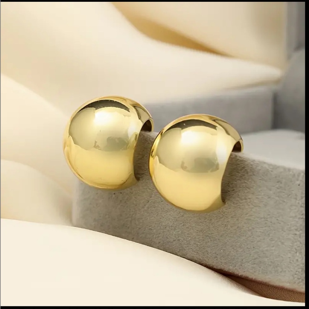 Gold Wide Retro Look Hoop Earrings